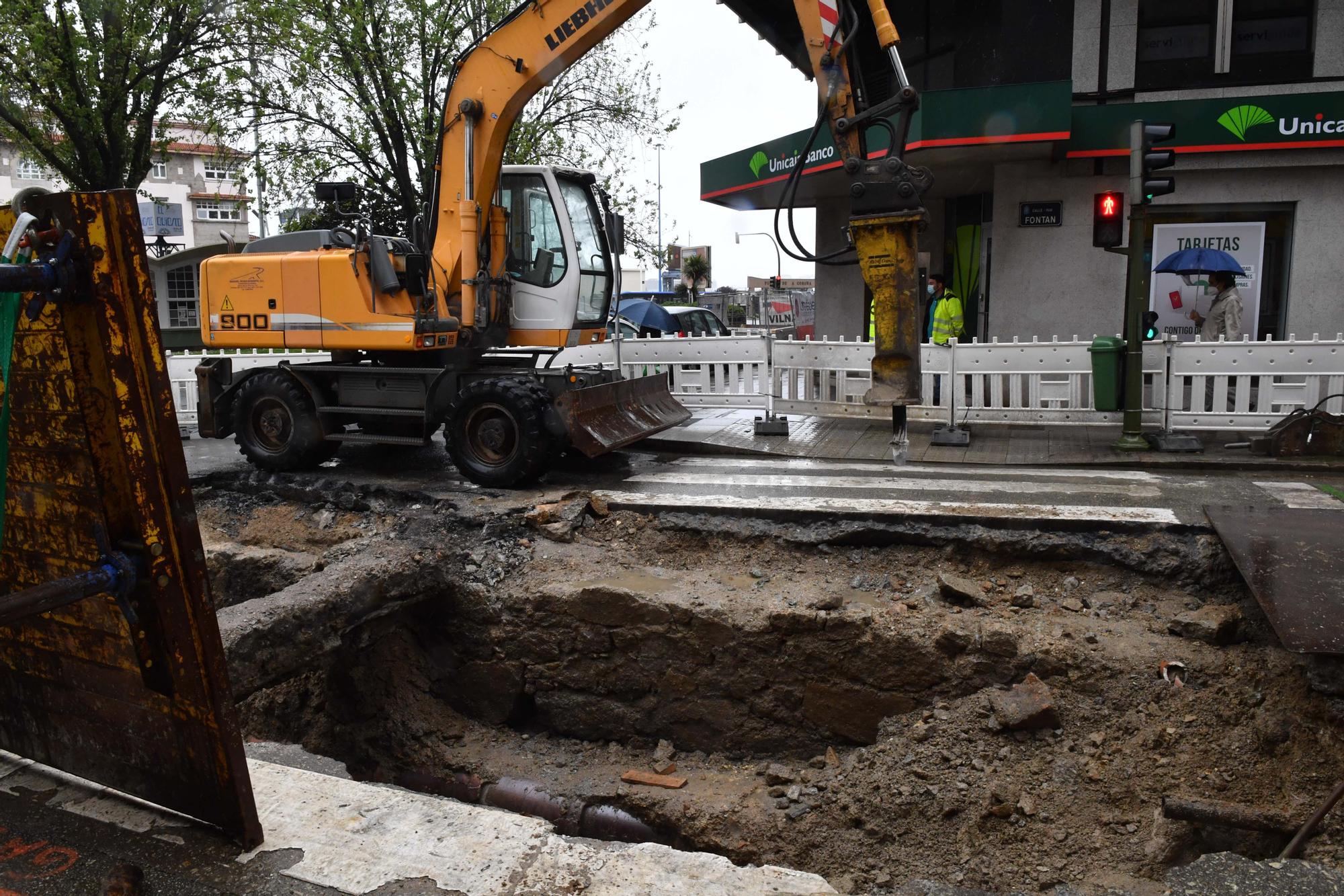 Restos de la muralla defensiva de A Coruña salen a la luz con las obras en la calle Fontán