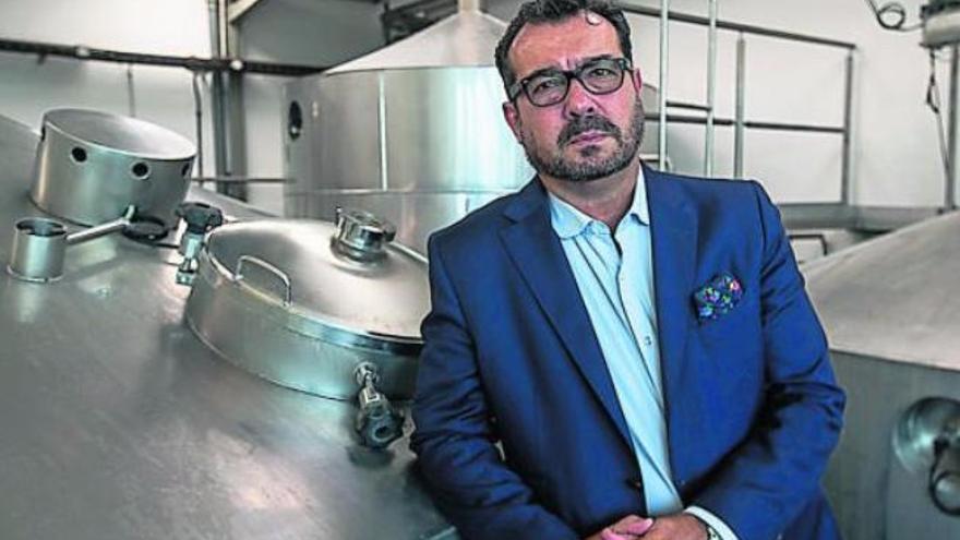 El brand manager de Mahou San Miguel en Canarias, Rafael González-Coviella, en la fábrica de la compañía en Candelaria.