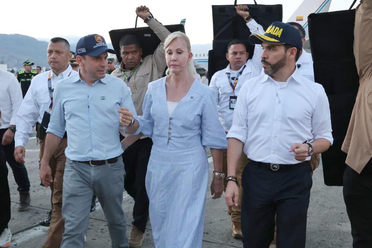 El alcalde de Cali, Alejandro Éder; la gobernadora del Valle del Cauca, Dilian Francisca Toro, y el presidente de Colombia, Abelardo de la Espriella, durante un recorrido para atender las afectaciones que dejó el terremoto que azotó al país este lunes, en Cali.