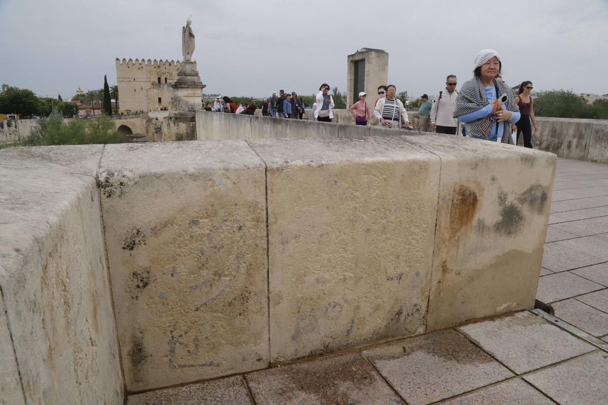 Pretil del Puente Romano limpio tras las pintadas.