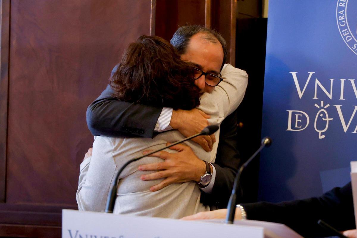 Primer acto oficial de Juan Luis Gandía y su equipo rectoral en al UV