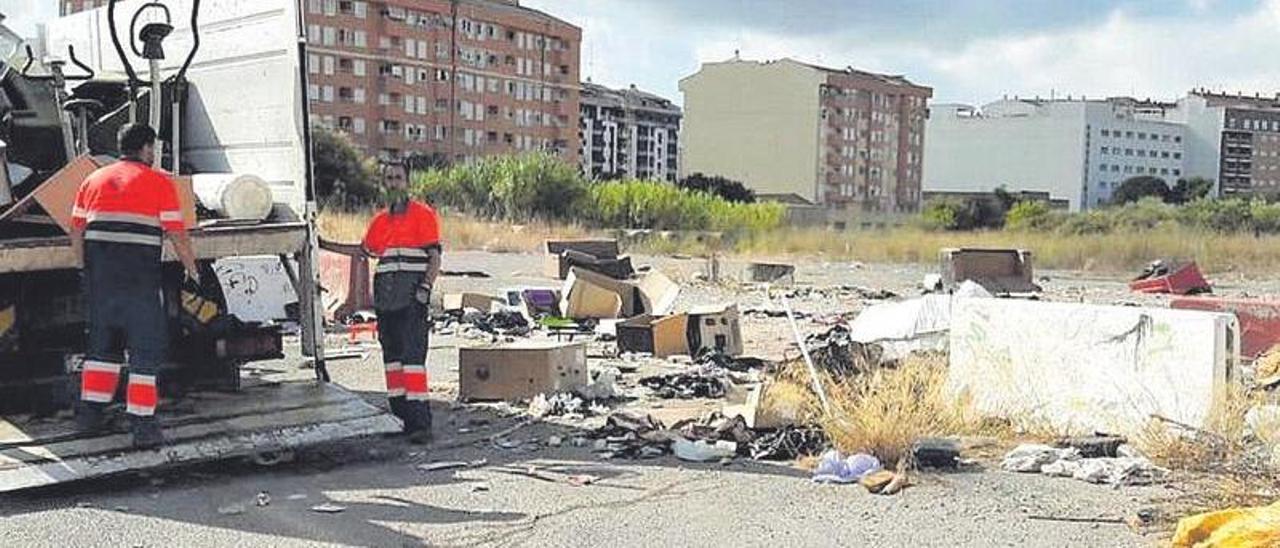 Los operarios del servicio de limpieza municipal han reforzado estos días la limpieza en el entorno de centros escolares, como es el caso del Illes Columbretes.