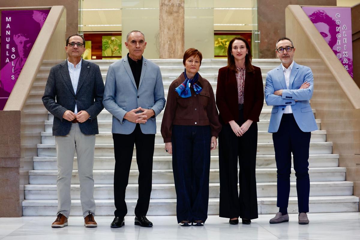 La rectora de la UV Mavi Mestre (centro) junto a los cuatro candidatos: Juan Luis Gandía, Carles Padilla, Ángeles Solanes y Francisco Ródenas