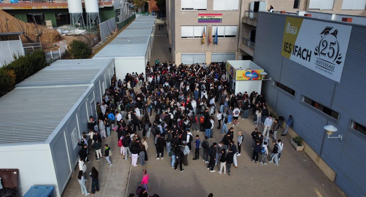 La protesta realizada hoy, a la hora del patio; a la izquierda, las aulas prefabricadas