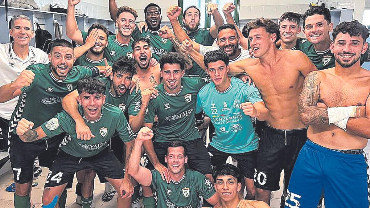 Los jugadores del Yaiza celebran en el vestuario su triunfo de ayer.