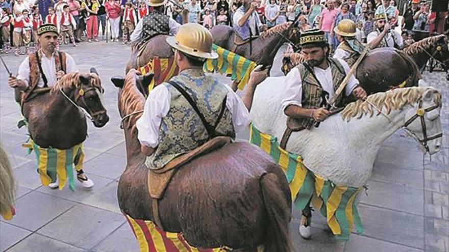 La procesión del Corpus con las populares danzas cita a numerosos fieles en Castelló