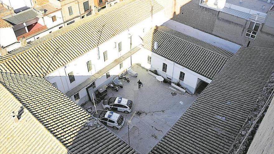 Apuntalan las paredes del patio del cuartel de Almassora por amenaza de derrumbe