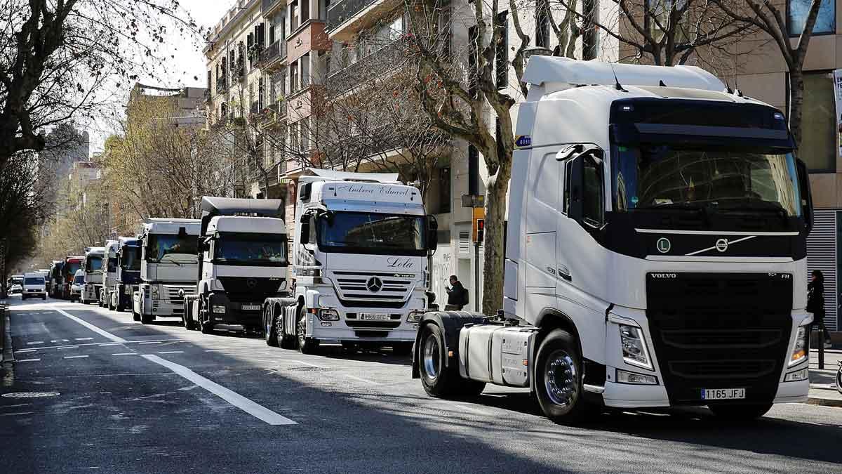 Centenares de camiones marchan por las calles de Barcelona para pedir mejoras.