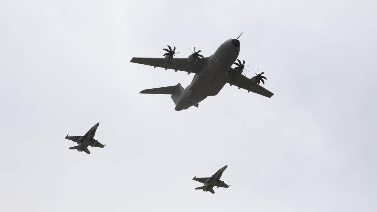 Desfile aéreo durante el acto de toma de posesión: un avión de transporte A400M escoltado por dos F-18.