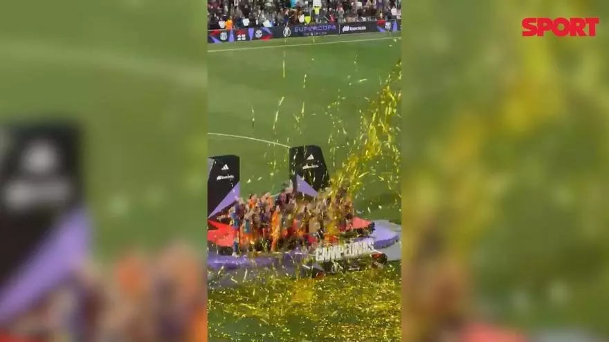 Así han levantado las jugadoras del FC Barcelona su sexta Supercopa de España