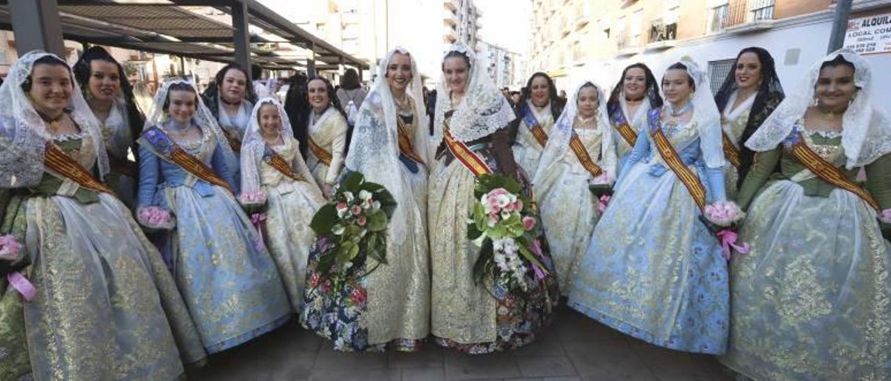 Las Falleras Mayores de la Federación Junta Fallera de Sagunt y sus cortes de honor, en la ofrenda.