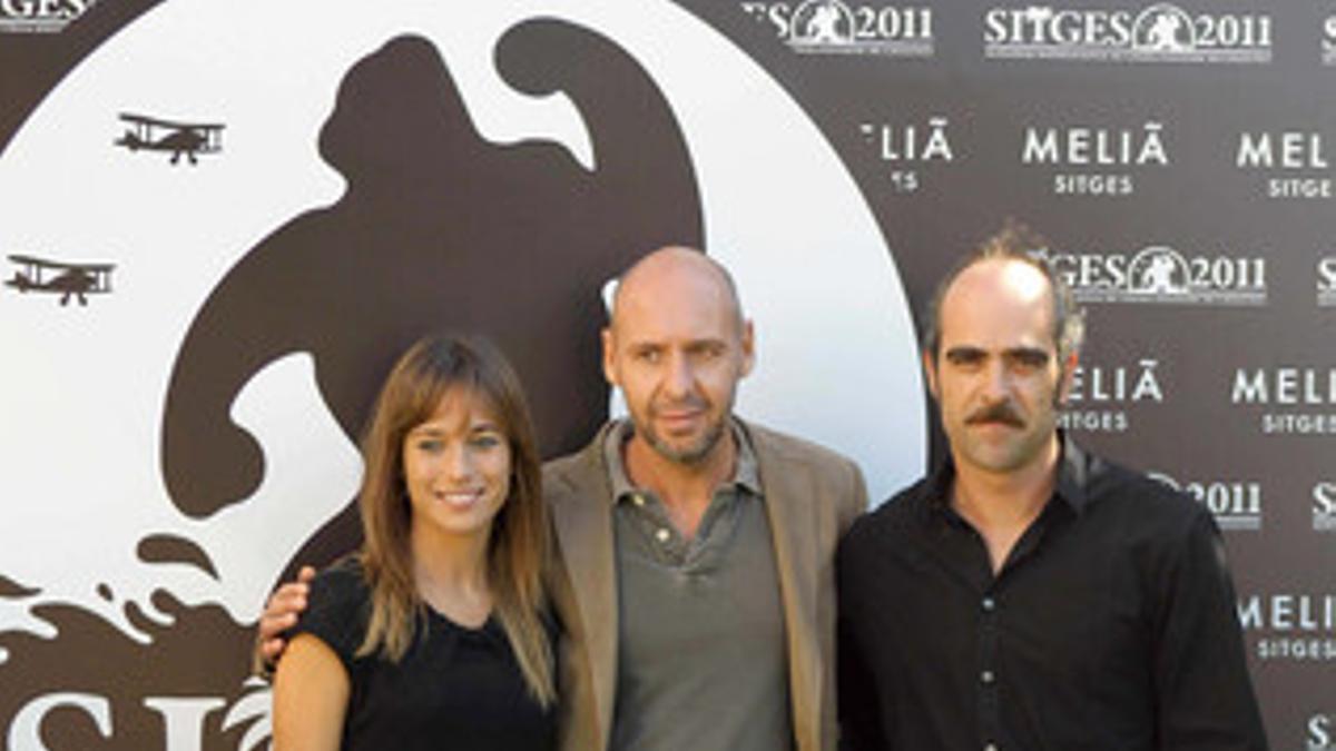 Jaume Balagueró junto a los protagonistas Marta Etura y Luis Tosar.