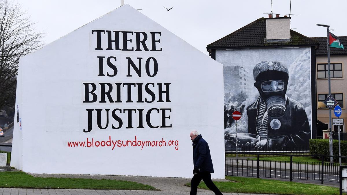 Mural en Derry con la leyenda &quot;No hay justicia británica&quot; pintado con motivo del 50º aniversario del 'Bloody Sunday'.