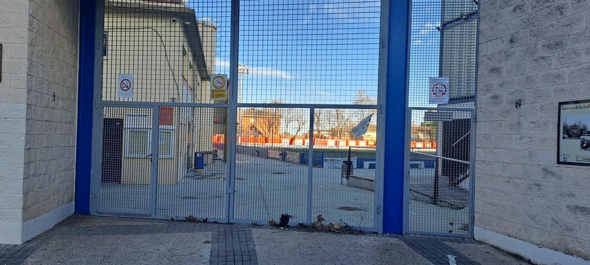 El campo de fútbol de Tavernes de la Valldigna, cerrado a cal y canto este miércoles por la tarde
