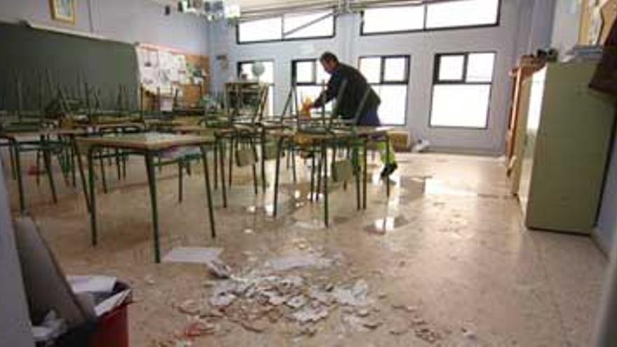 El granizo deja tras de sí un instituto cerrado y daños en colegios y viviendas de Badajoz