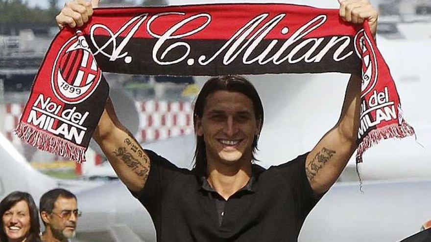 Ibrahimovic, con una bufanda del Milan a su llegada al aeropuerto de Milán. / alessandro garofalo