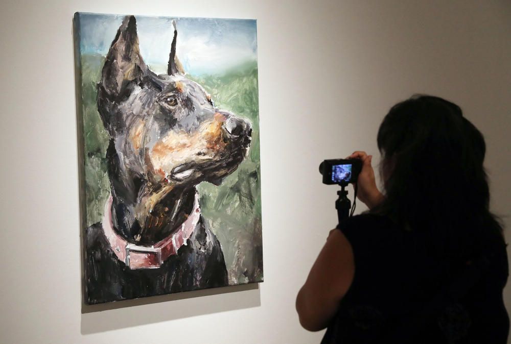 Animales disecados, como un toro o ciervos, colgados como lámparas, junto a pinturas de gran formato, obras del jienense Santiago Ydáñez, se pueden ver en el CAC, en la exposición ''El corazón manda''.