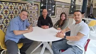 Paloma, de sentarse al final de la clase a ser la primera: así es la ESO para adultos del Gaona en Málaga