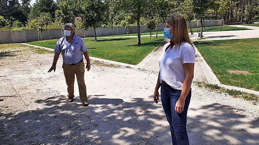 La alcaldesa, Loli Castiñeira, y el edil de Parques, Miguel González, visitan la zona donde se construirá la nueva área recreativa.