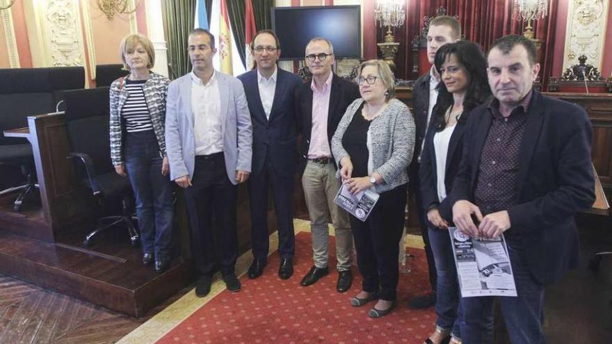 Anxo Lorenzo y Jesús Vázquez, en el centro de la foto con los libreros. // Iñaki Osorio