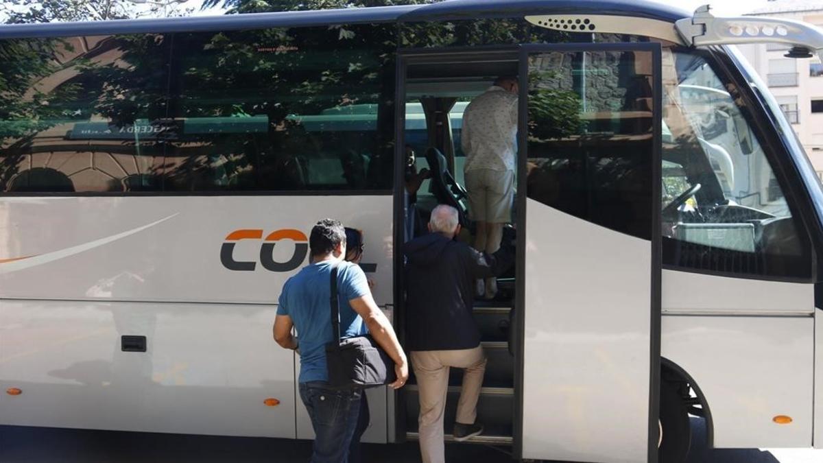 Varias personas subiendo a un autobús.