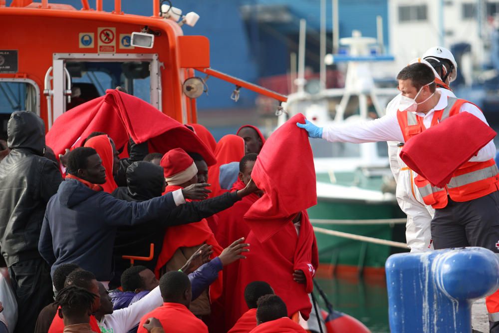 Rescatan a una patera con 50 inmigrantes interceptada en la costa de Málaga