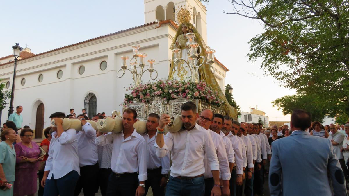 Procesión de la imagen de la Virgen de Tentudía en la salida desde su ermita