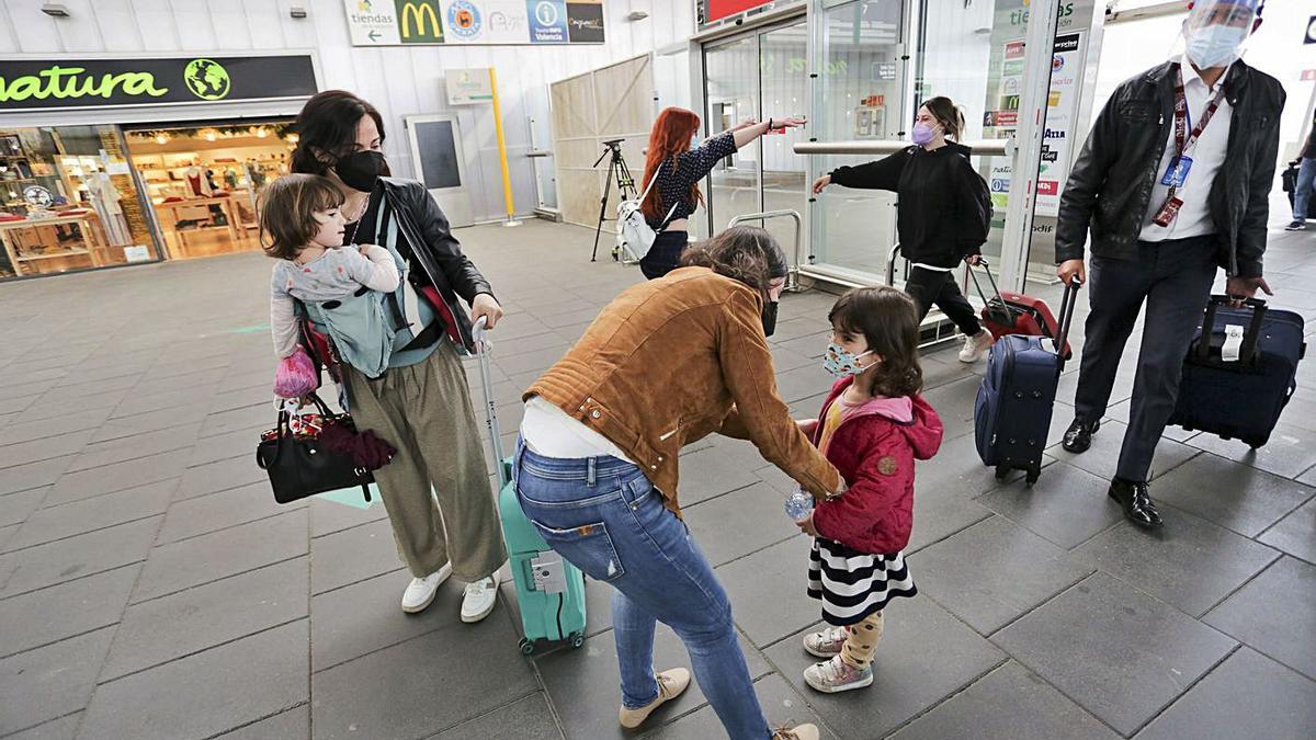 Reencuentros en la estación del AVE tras levantarse el cierre perimetral. | E. RIPOLL