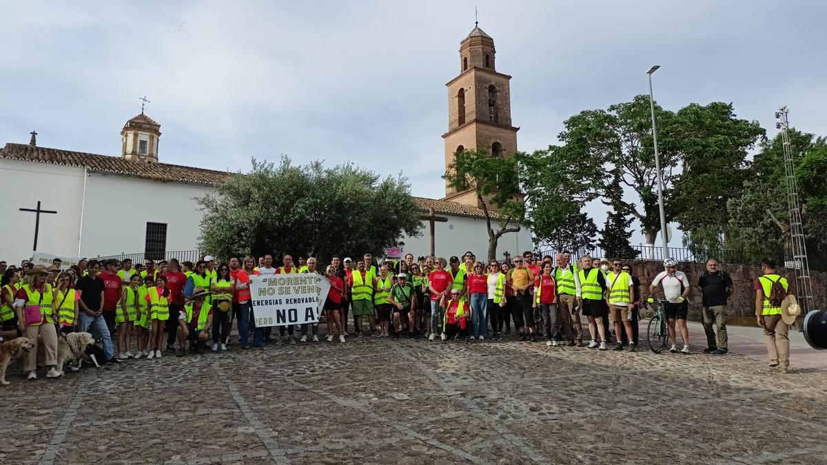 Más de doscientas personas se han sumado a la marcha de protesta contra la megaplanta solar que ha partido de Pedro Abad hasta la aldea bujalanceña de Morente.