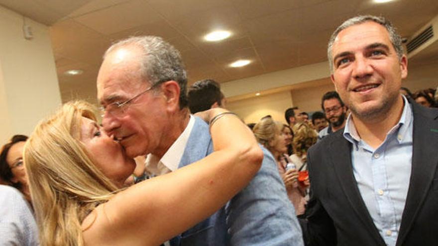 Felicitaciones para De la Torre, a su llegada a la sede del PP junto a Elías Bendodo.