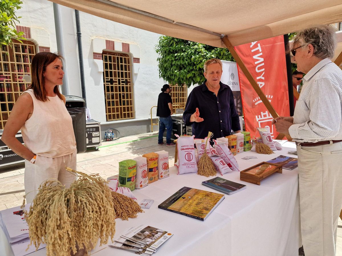 Numerosos visitantes se interesaron por los productos cooperativos como el arroz de Virgen de la Esperanza.