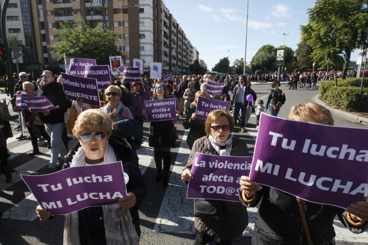 Multitudinaria manifestación contra la violencia hacia la mujeres