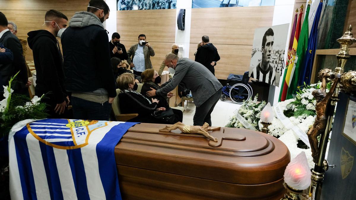 Las imágenes de la capilla ardiente de Antonio Benítez en La Rosaleda