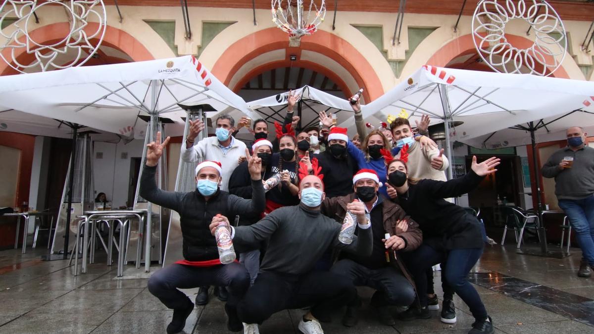 Un grupo de amigos celebra el Día de Nochebuena en La Corredera.