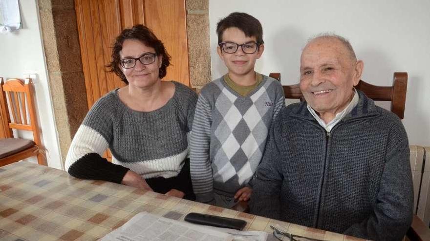 Dositeo Valiñas, ayer con la familia que le cuida en la rectoral de Santa Baia de Ribadumia. // Noé Parga