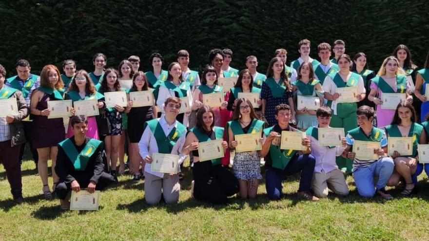 Foto de familia de los alumnos que se graduaron ayer en Secundaria en el IES Rey Pelayo, de Cangas de Onís. | |  R. M. V.