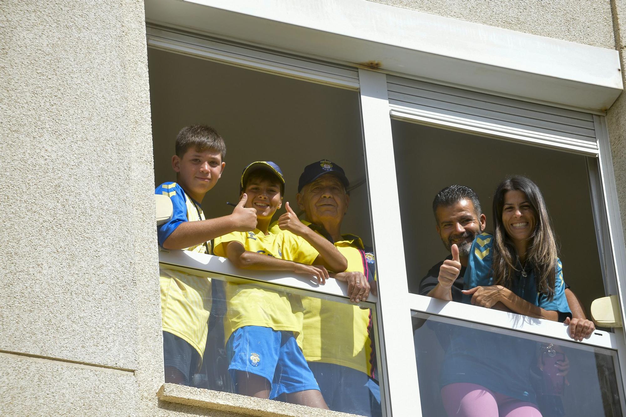 La afición recibe a la guagua de la UD Las Palmas en Fondos de Segura