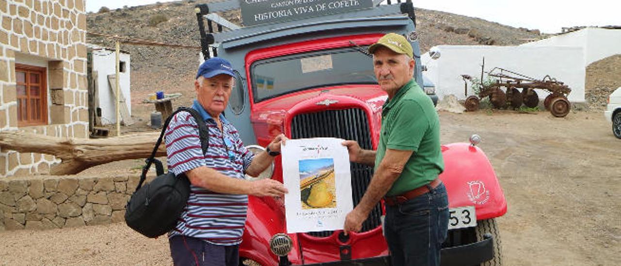 El autor del libro, Rafael Pérez, junto al poeta Andrés González en el poblado de Cofete.