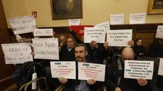 Las pancartas con reclamaciones laborales "de la casa" invaden el Pleno de Gijón