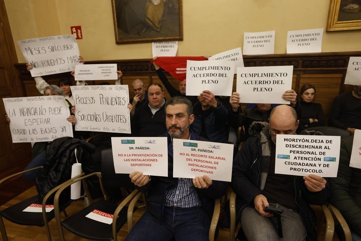 Manifestantes en el Pleno del Ayuntamiento de Gijón