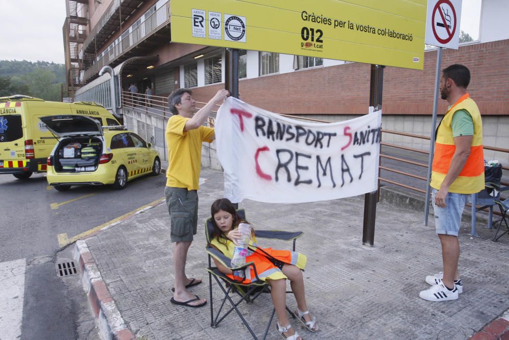 Vaga del transport sanitari gironí amb presència de piquets