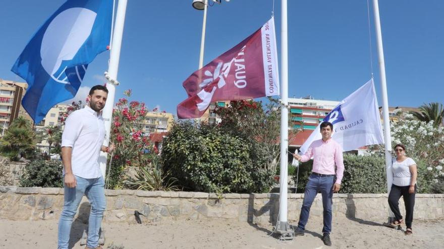 El alcalde y los concejales durante la izada de las banderas