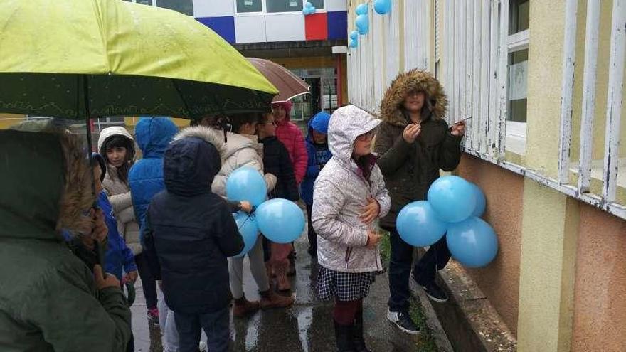 Alumnos adornan con globos el colegio de A Pedra, en Bueu. // G. Núñez