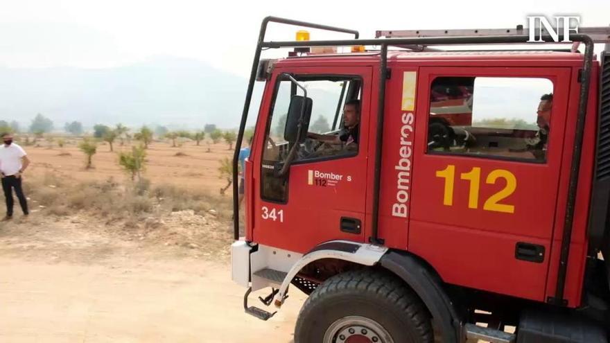 Los bomberos continúan con las labores de extinción del incendio de Monóvar