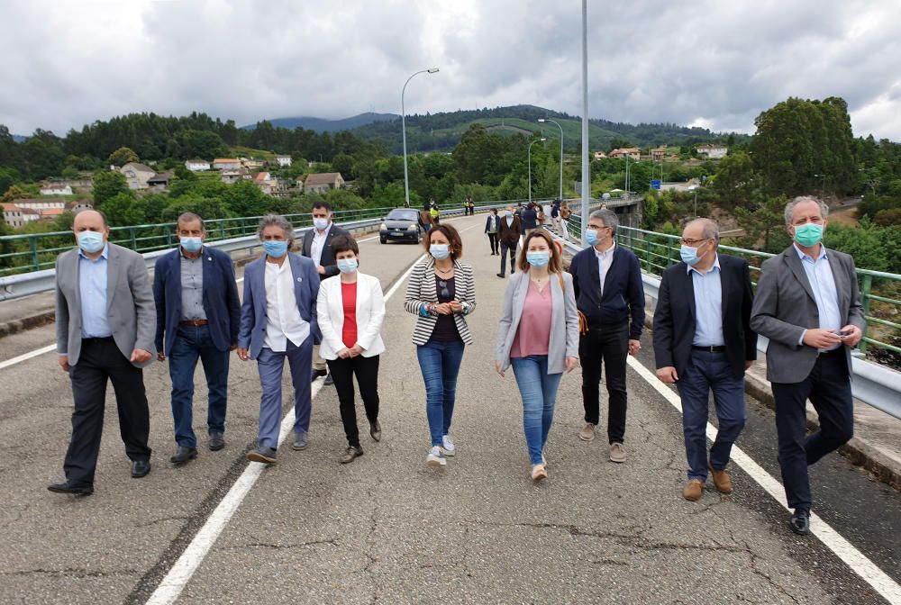 El acto de reapertura en el paso de  Arbo-Melgaço este lunes, con controles policiales y la presencia de los alcaldes de a "raia". // Marta G. Brea