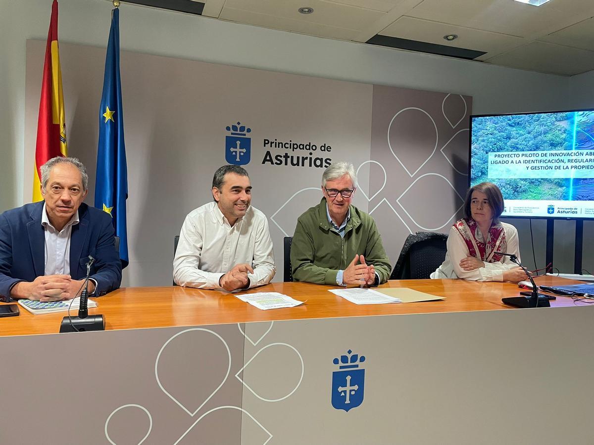 Juan Majada, Javier Vigil, Marcos Niño y Elena Canga, durante la presentación del proyecto.