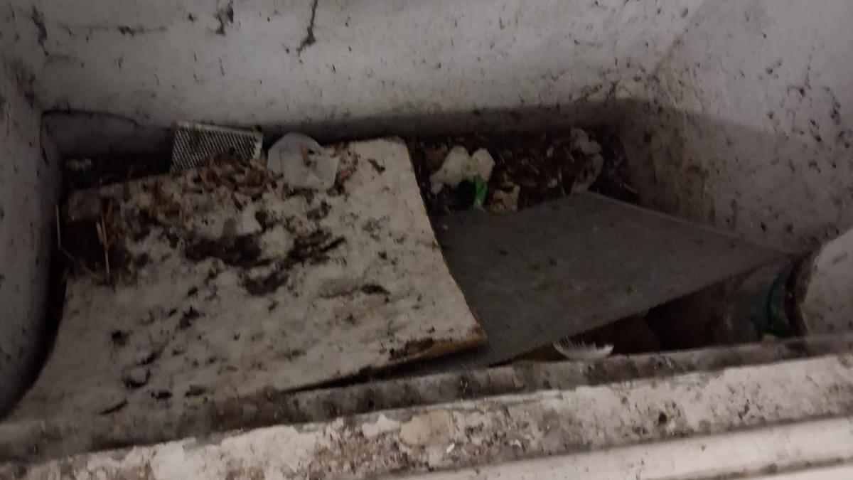 Basura acumulada en el patio de luces.