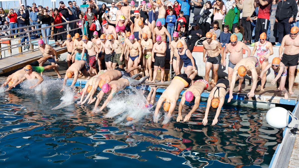 Copa de Nadal de natación en el puerto de Sant Antoni