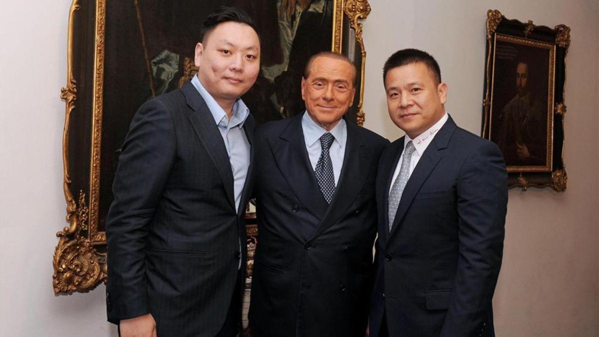 Silvio Berlusconi y Li Yonghong el día que se formalizó la venta del Milan