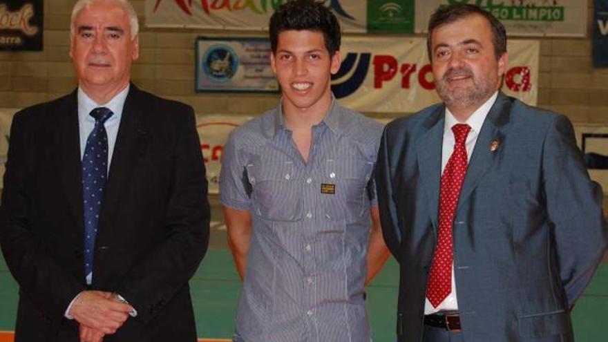 Luciano Alonso bautiza en Pizarra el Polideportivo Dani Pacheco